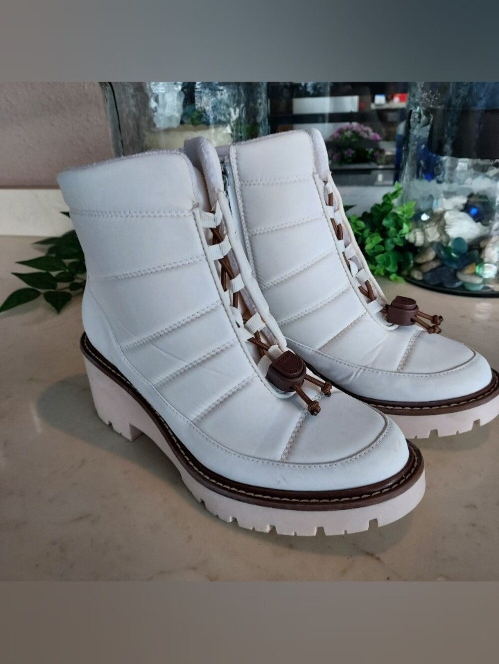Blondo: Daisy Cream Quilted Waterproof Ankle Boots w Brown Trim & Laces. Sz. 5.5